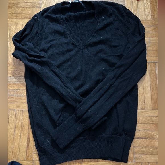 Uniqlo v neck sweaters - Picture 3 of 7